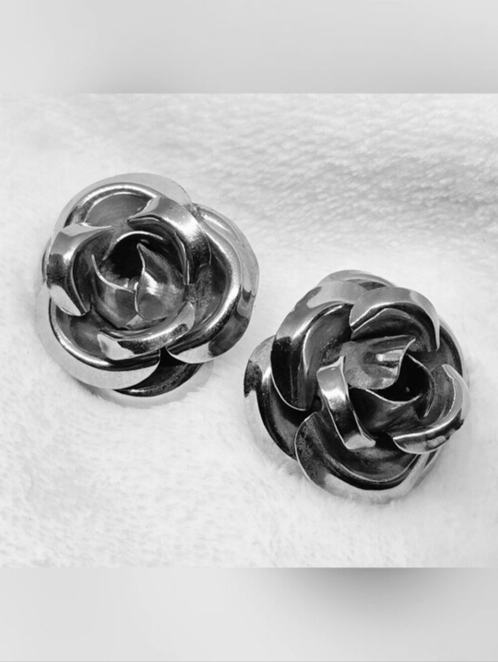 Vintage 3D Sculptural Silvertone Rose Flower Post Stud Earrings Cottagecore Ltwt